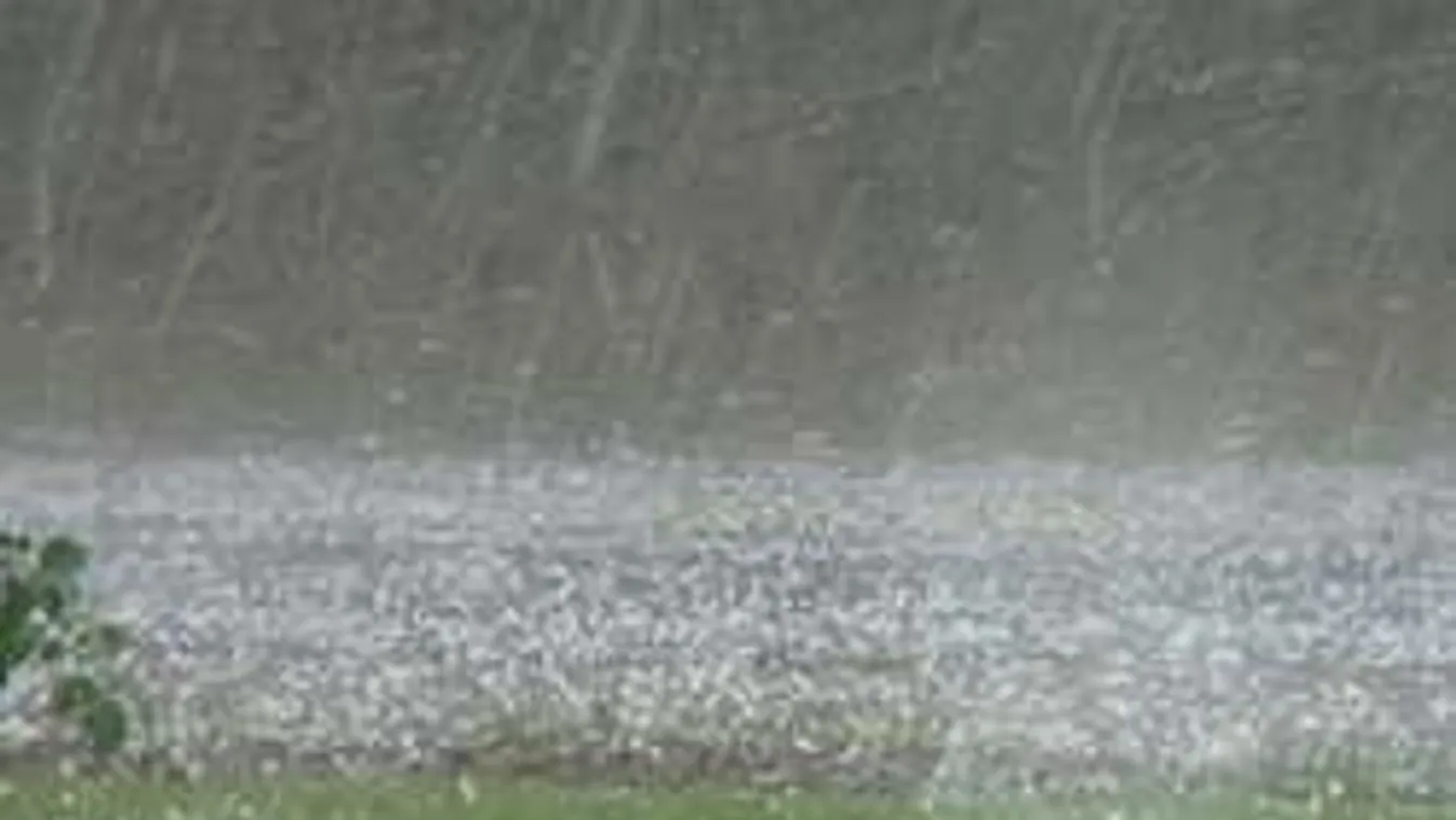 Mindent beborít a fehérség: hó helyett jégeső esett - videó