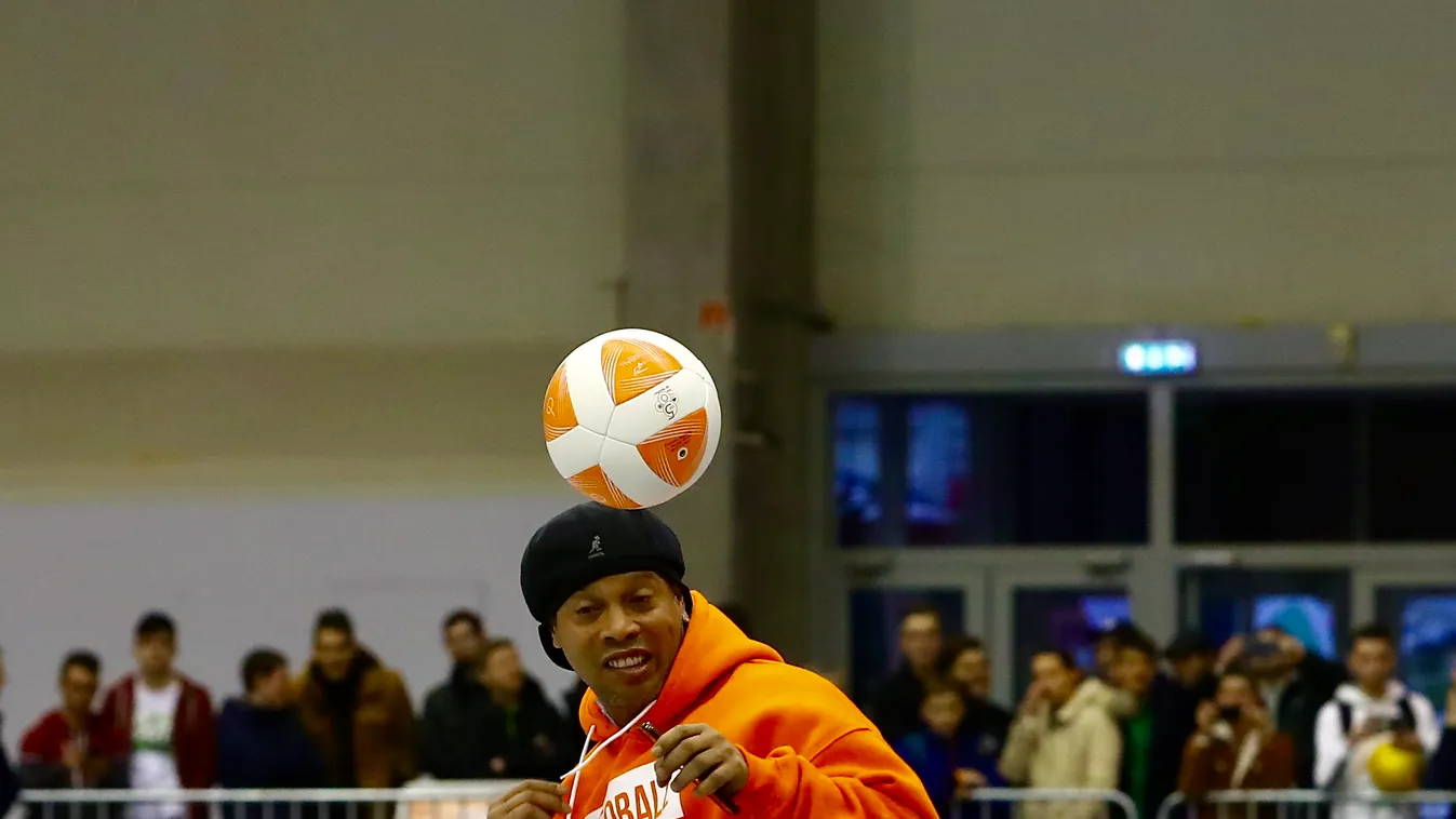 Itt vannak az első fotók, Ronaldinho Budapesten varázsol