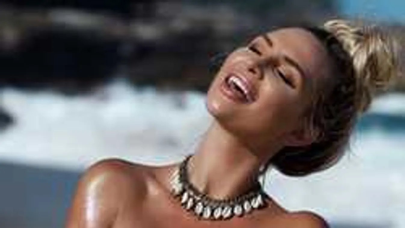 Letépte magáról a fürdőruháját az álommellű szurkolólány