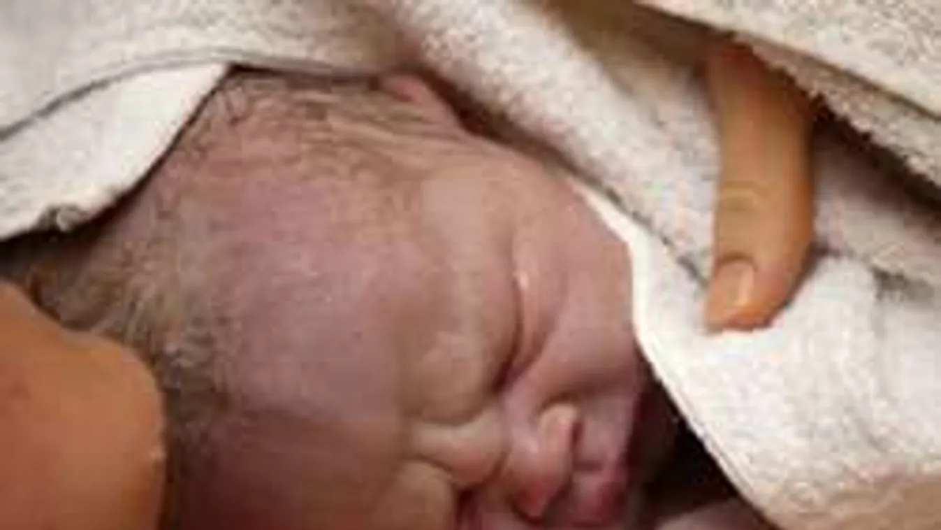 Nem hajlandó megszólalni a villamossíneken szülő miskolci nő!