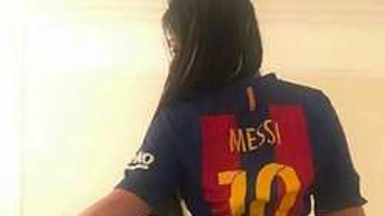 A popsiján üzent Messinek a kerek fenekű rajongó