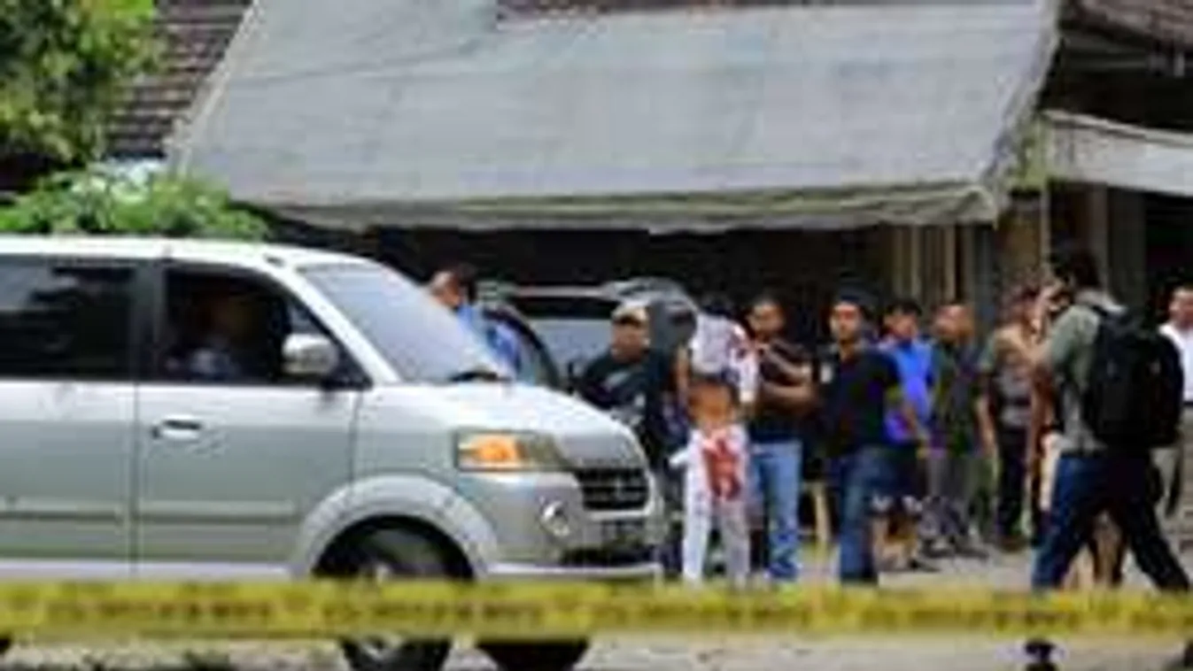 A vasárnapi mise alatt robbantott volna a terrorista, végül baltával támadt a papra