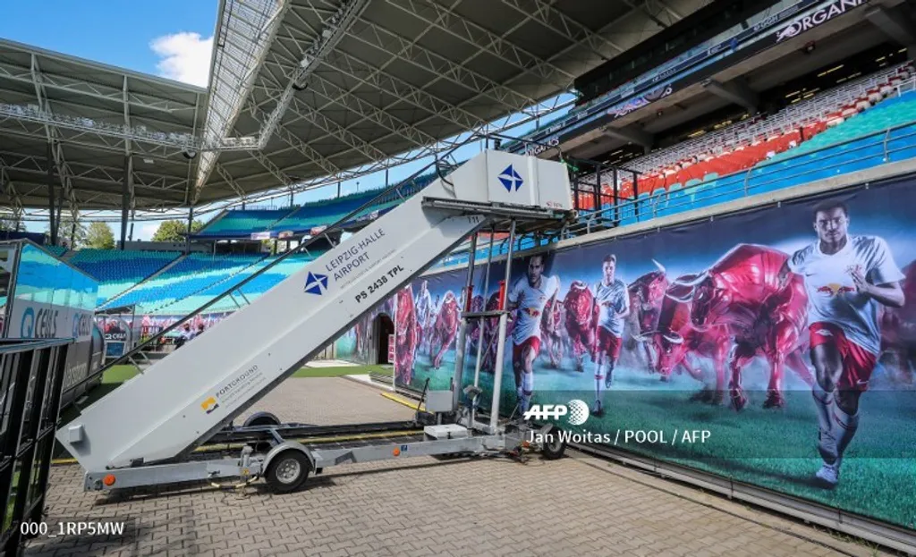 A cserejátékosok reptéri lépcsőn érkeztek a játéktérre