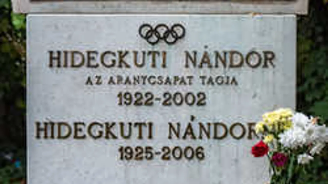 Elkelne egy sepregető a legendás magyar csatár sírjánál