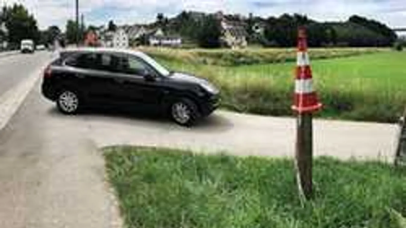 Sokkot kaptak a szigetközi nők: Mutogatós autós szatír kéjeleg az utakon