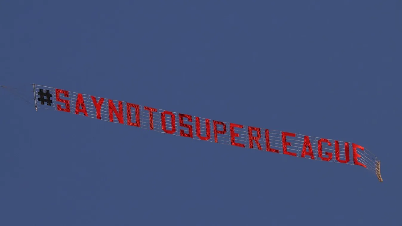 Repülőgép húzta a szurkolók válaszát: "Mondj nemet a Szuperligára"