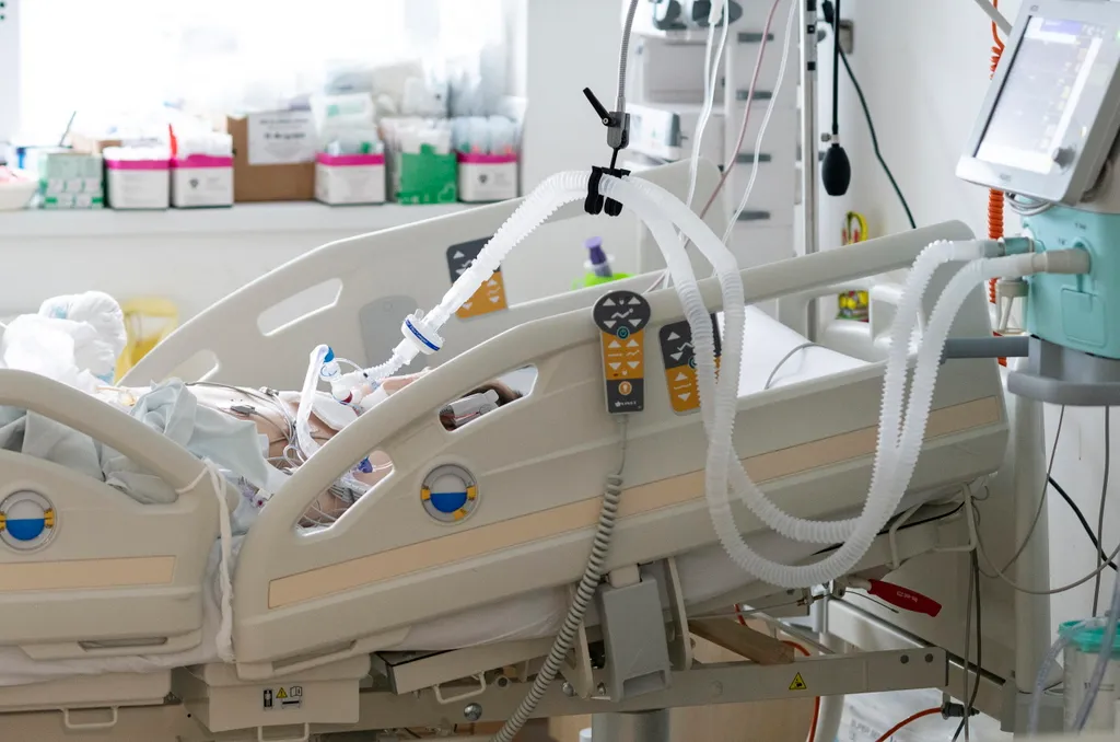 Lélegeztetett páciens Nyíregyházán, a Jósa András Oktatókórház koronavírussal fertõzött betegek fogadására kialakított intenzív osztályán