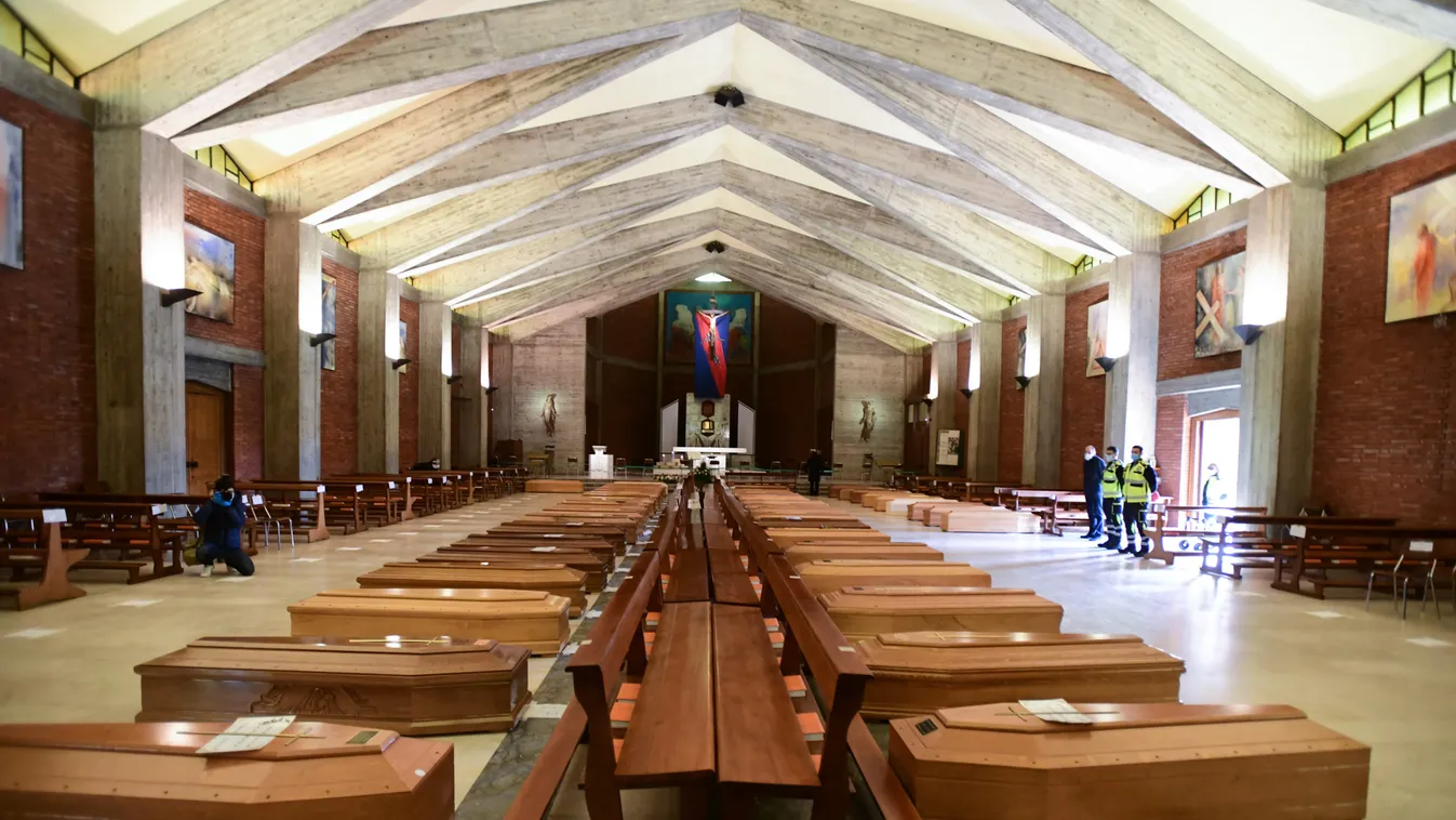 Megrázó képek Olaszországból: hosszú sorokban állnak a koporsók