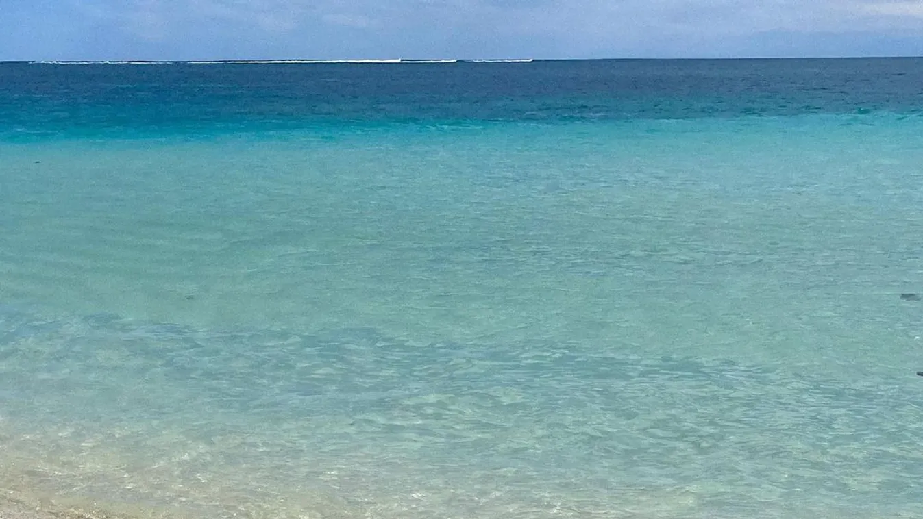 Csupasz cicik orgiája, tangára vetkőzve buliznak a bevadult bombanők