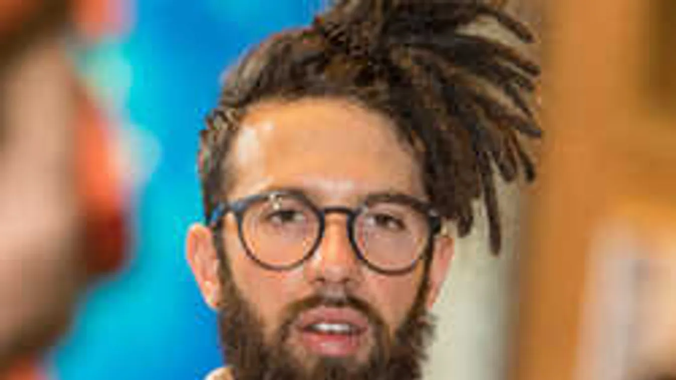 Nyolc személyiség: skizofréniájáról vallott a magyar énekes