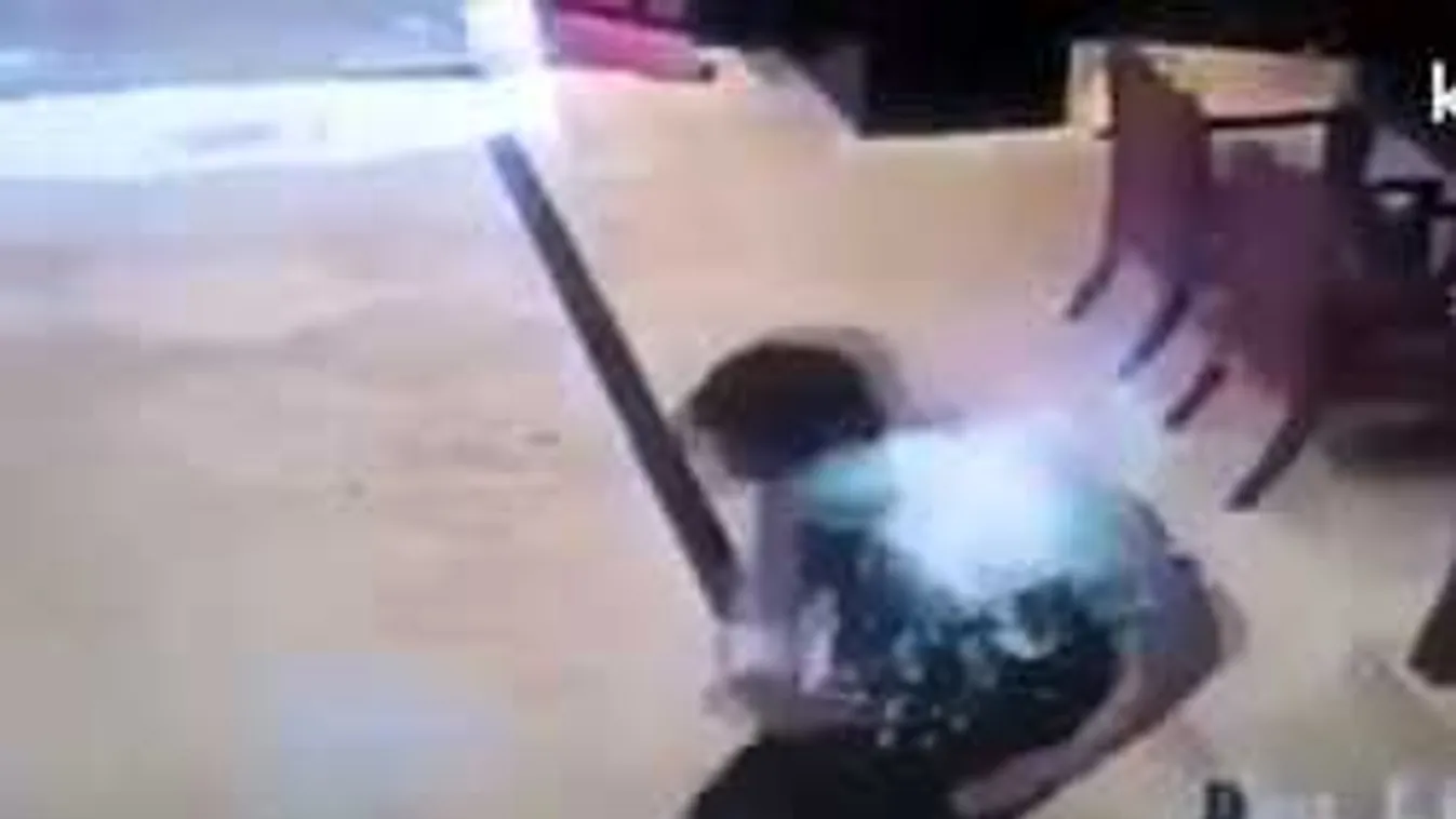 Iszonyatosan durva videó: Zsebében robbant fel a mobilja