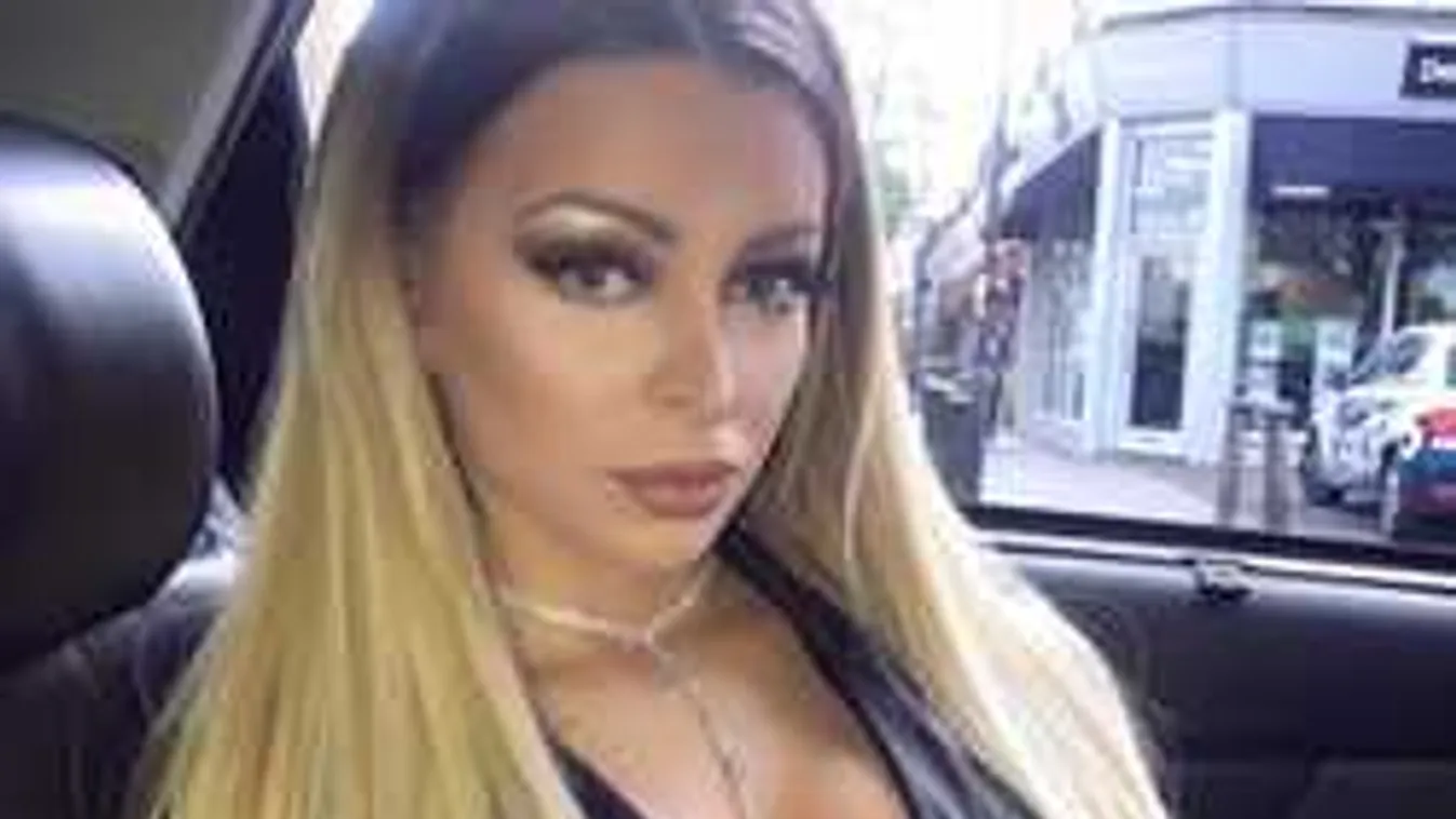 Teljesen meztelen, a kádban terpeszt a nagymellű énekesnő