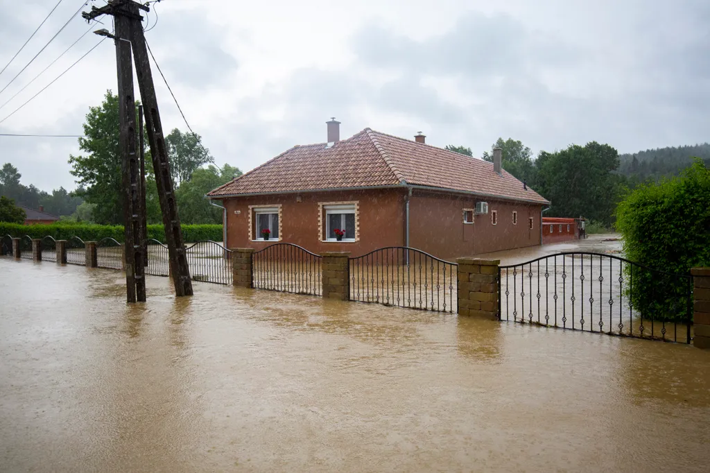 Vihar - Családokat kellett kitelepíteni Liszóban a hatalmas e