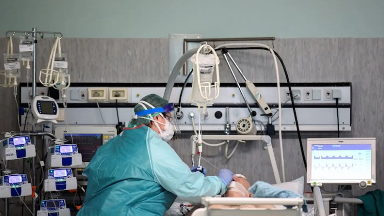 Százas nagyságrendben érkeznek a lélegeztetőgépek