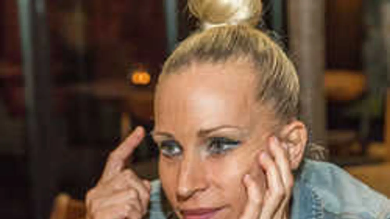 Újabb botrány, villamoson rántott kést Pásztor Annára az ittas férfi