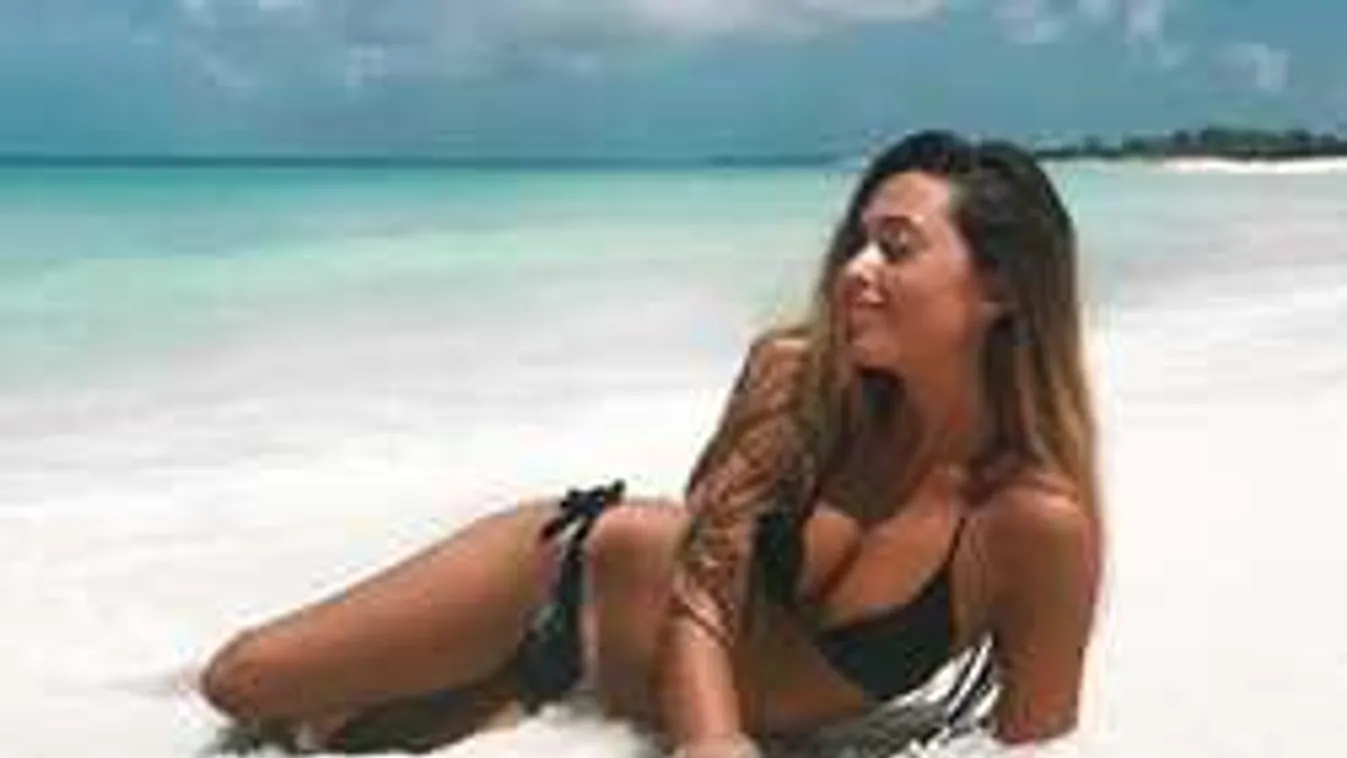 Levetkőzött, meztelenül strandol a csodás mellű bombázó