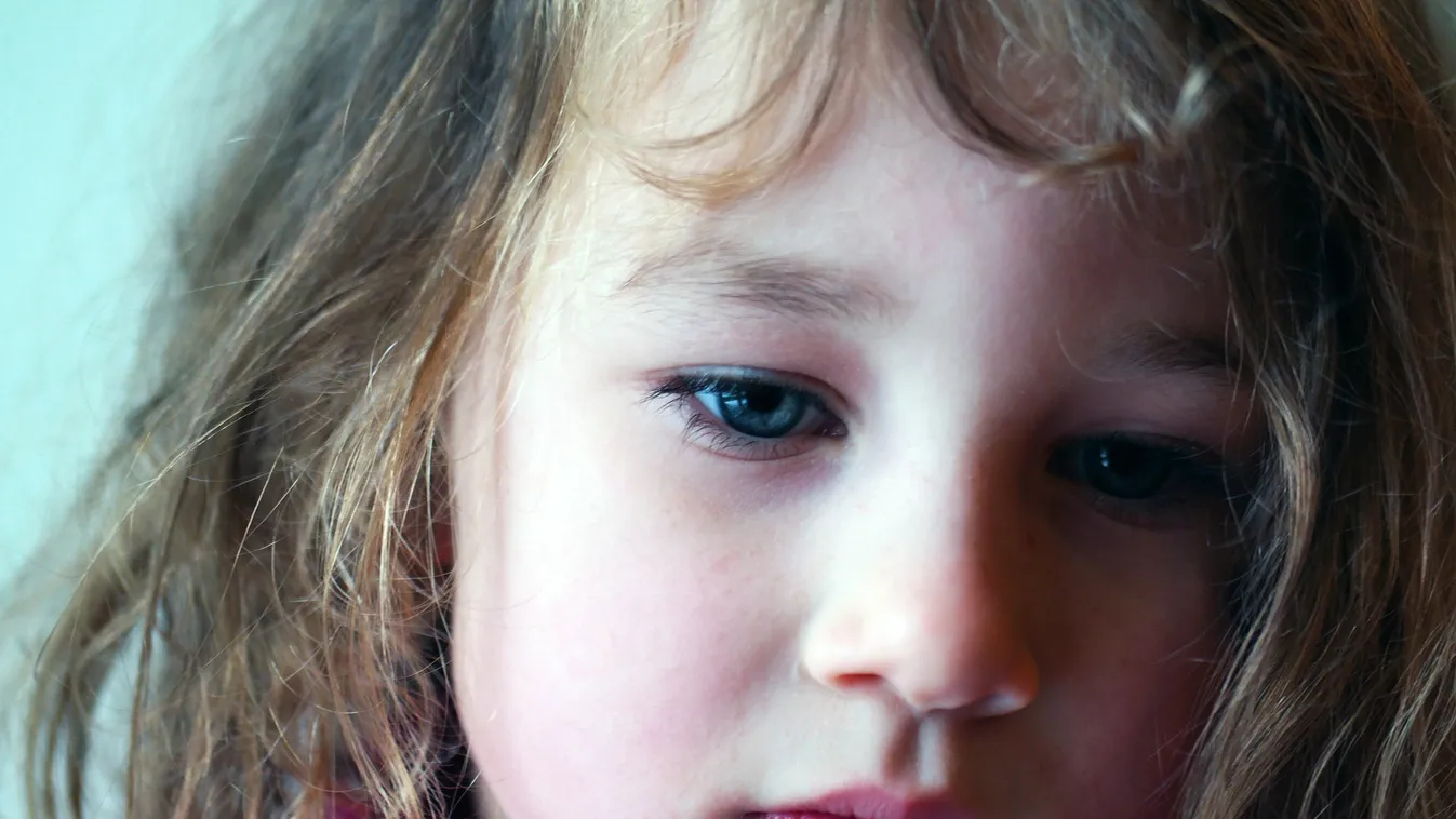 „Néni, te ugye segítesz?” – a vihar lerombolta két kislány otthonát, elvehetik a szüleiktől Annát és Adélt