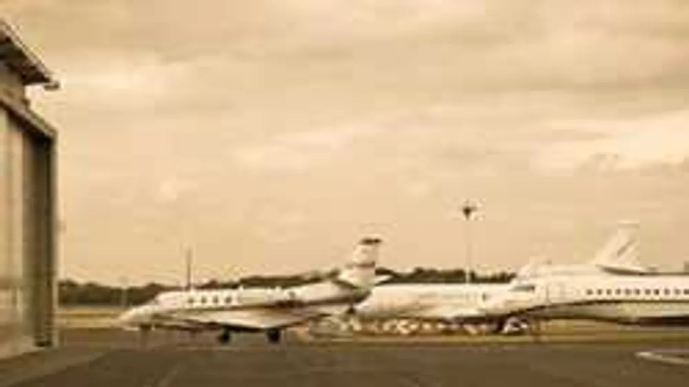 Magánrepülővel, több mint 50 millió forintért deportáltak két afrikait