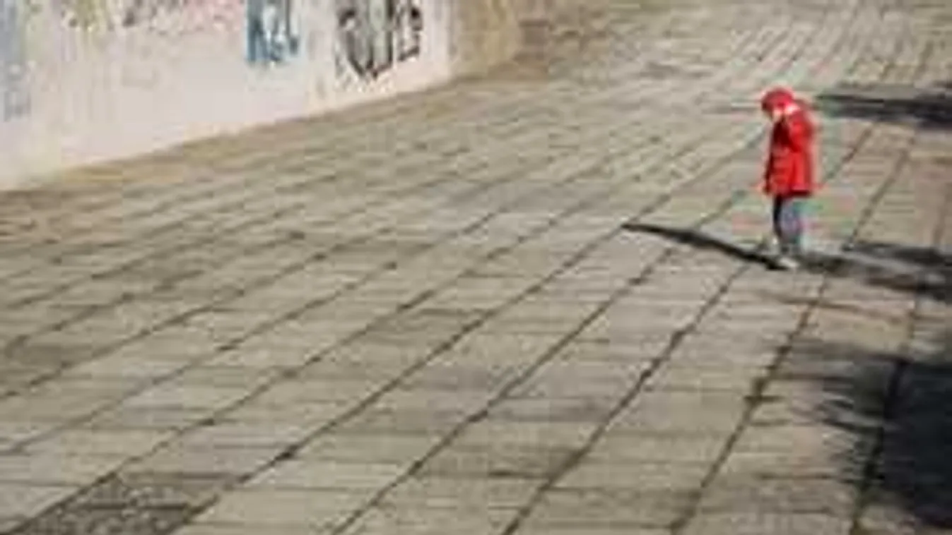 Riasztották a rendőrségi helikoptereket, egy férfi autójába csalt egy kisgyereket