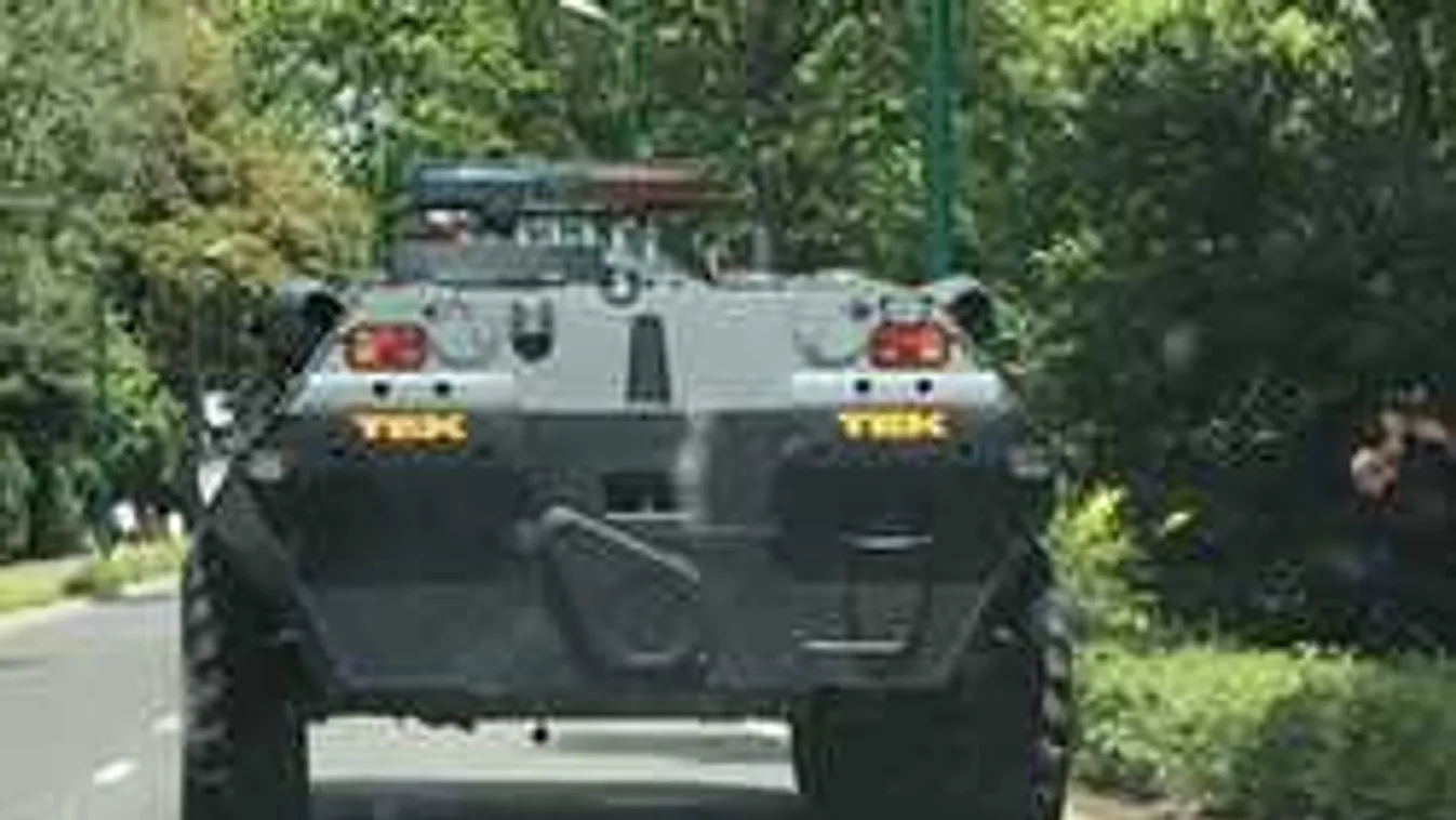 Köszönjük vizes vb: Nem hiszed el, mi mellett haladt el a TEK páncélosa a Margitszigeten!