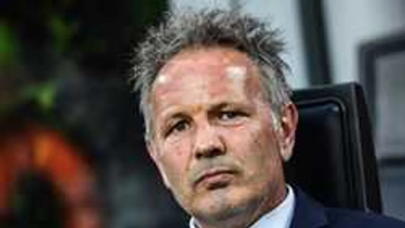 Súlyos betegség miatt távozik a magyar válogatott focista edzője