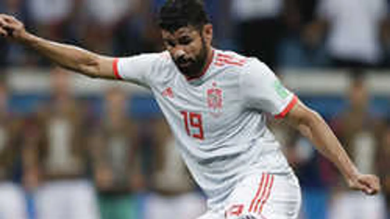 Újabb balhé a spanyoloknál, nekiugrott edzőjének a sztárcsatár