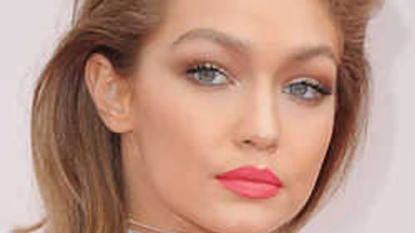 Ettől eláll a lélegzeted: melltartó nélkül fotózták a 24 éves modellt