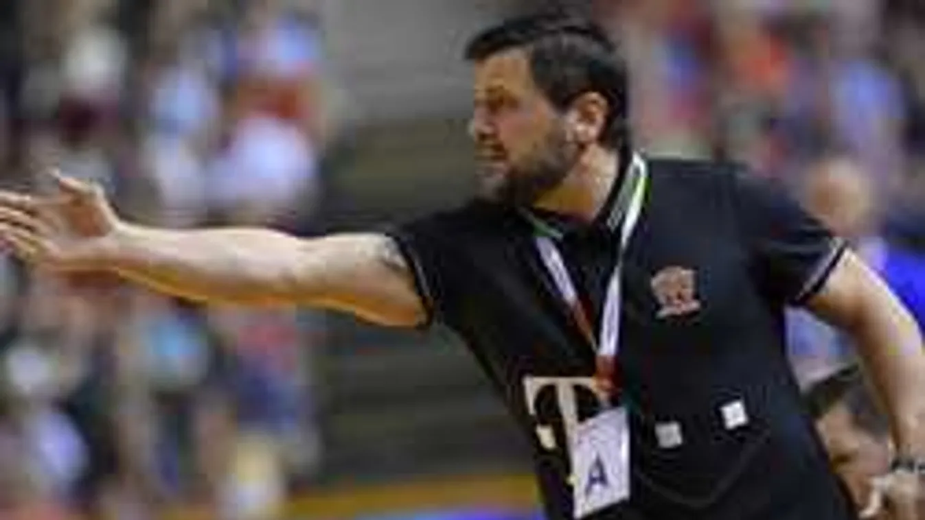 Elégedetlenek a szurkolók a magyar sztárcsapat edzőjével