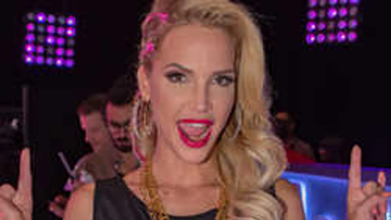 Elképesztően dögös bikiniben Zimány Linda