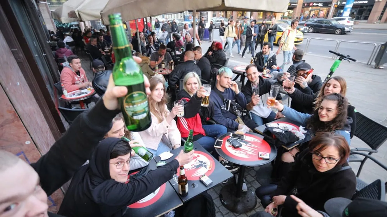 Napsütés és hömpölygő tömeg – ilyen volt a terasznyitás első napja