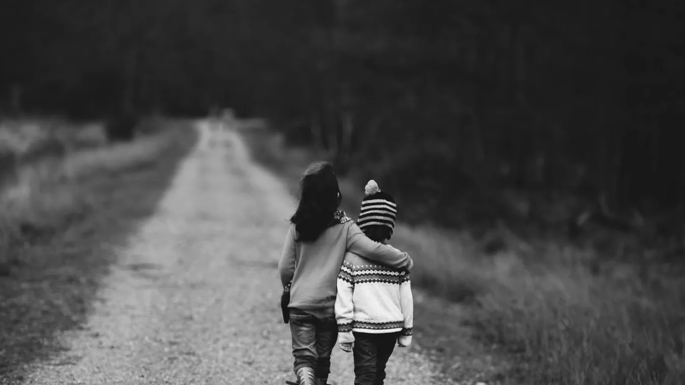 Döbbenet: hetekig éltek a lakásban meggyilkolt testvérükkel a gyerekek