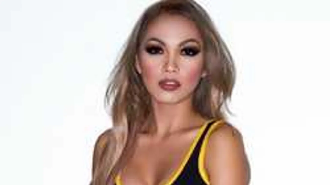 Félénken takargatja szeméremdombját a meztelen szurkolólány