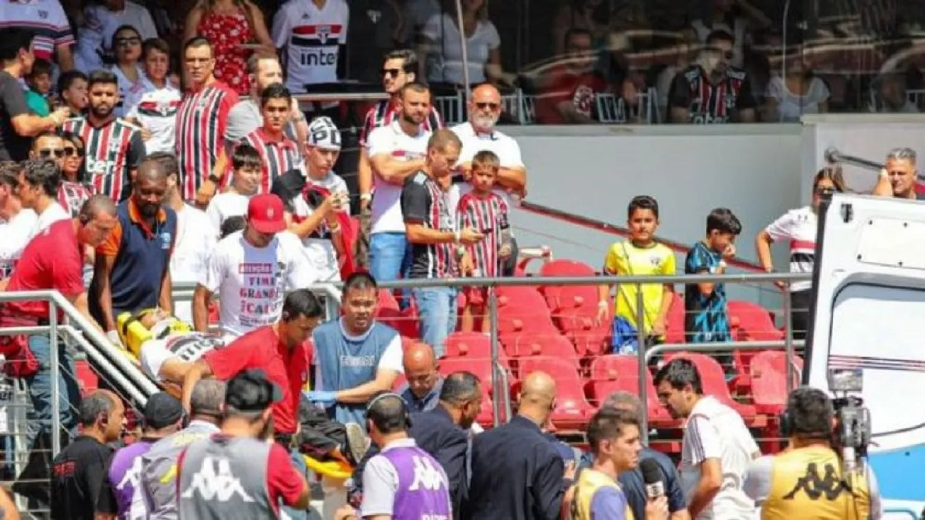 Lezuhant egy szurkoló a lelátóról, a barátnője elképesztően reagált