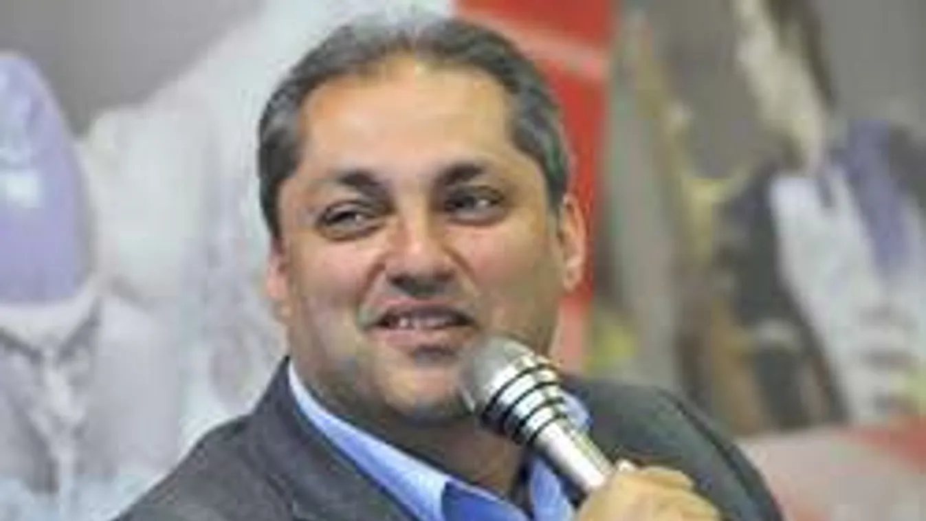 Hajdú B. István beszólt a nagymellű playmate-nek