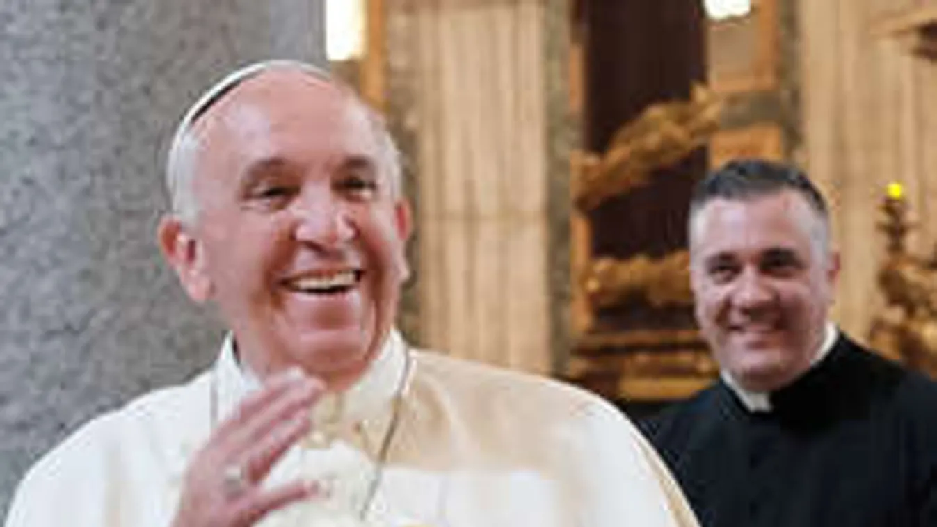 Botrány! Gigantikus melleket villantott a pápának a modell - Fotó