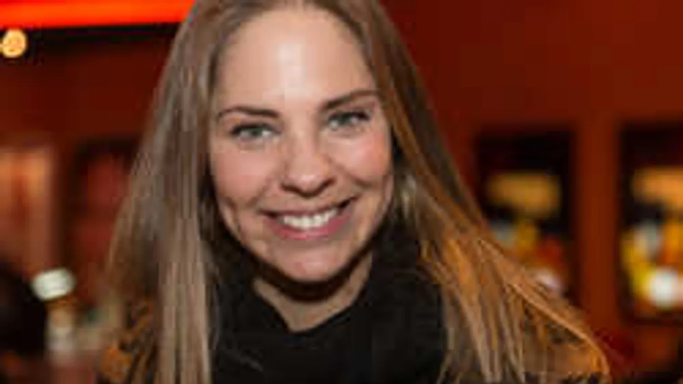 Kikandikáltak a bikiniből Ada formás mellei