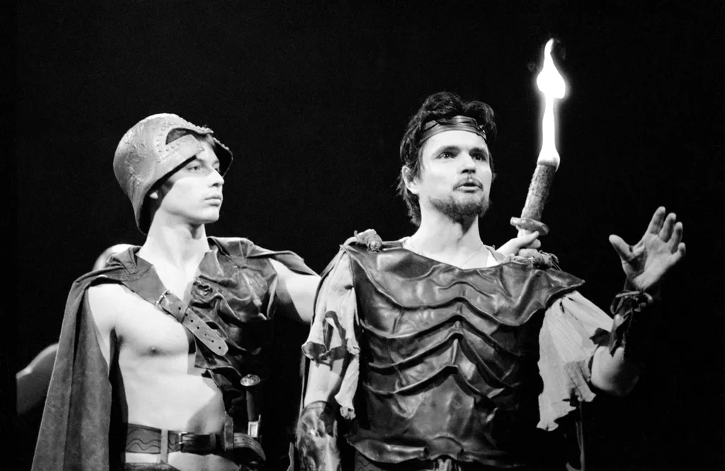 Budapest, 1983. november 23. Jelenet Babits Mihály Laodameia címû drámájából a Nemzeti Színház társulatának Várszínházban tartott elõadásából. Oszter Sándor (j, a Hírnök) színmûvész és a Nemzeti Színház egyik stúdiós színészhallgatója. Rendezte Ruszt József. MTI Fotó: Tóth István Csaba