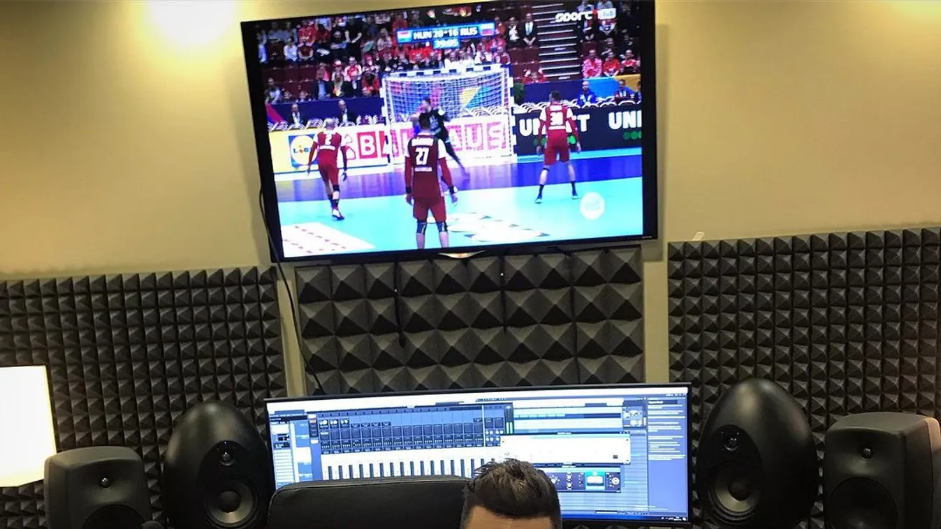 Diaz, a Wellhello énekese magyar válogatott mezben a stúdióban