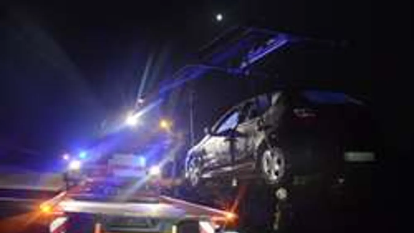 Gigászi küzdelem: Dunába borult autót mentettek - fotók