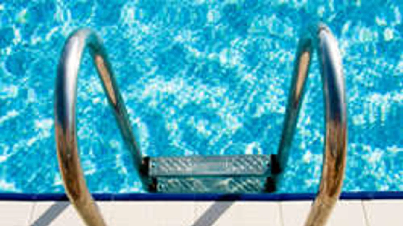 Strandoló mentő élesztette újra az idős nőt