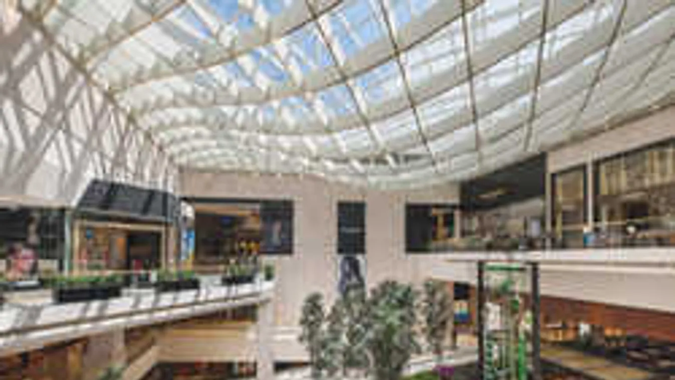 Meztelenül randalírozott a fiatal lány a bevásárlóközpontban! - videó