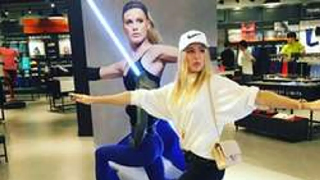 Saját plakátja előtt pózolt a szexi sztár