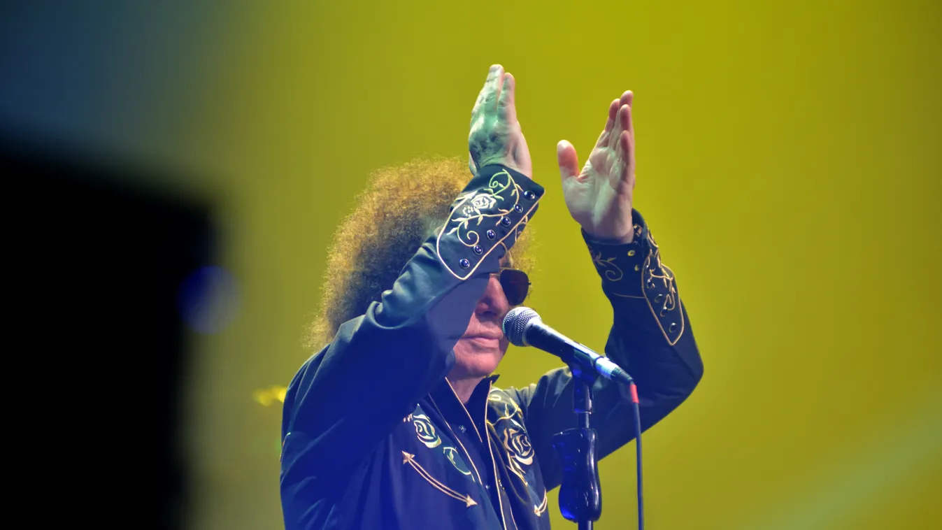 Erős licitálás folyt Demjén Ferenc sáljáért: Döbbenetes, mennyiért kelt el a ruhadarab