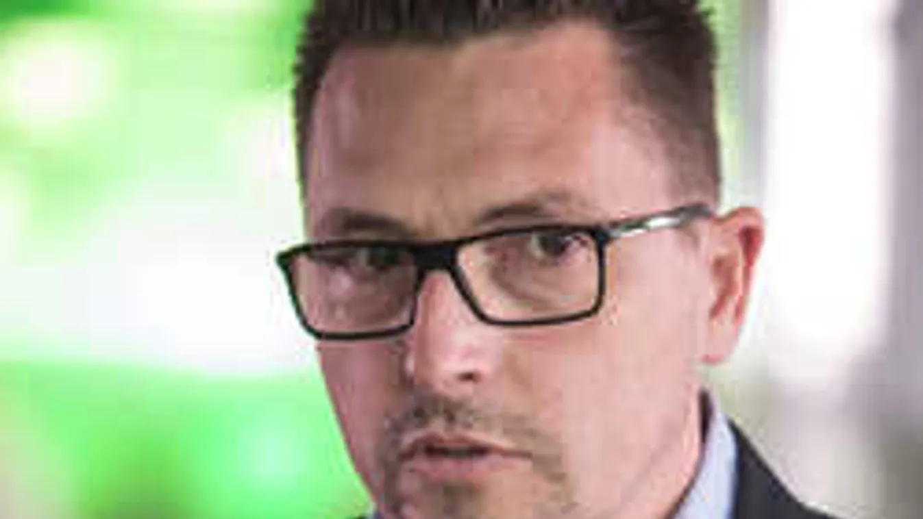 Munkát váltott a népszerű énekes? Tanár lett Kovács Ákosból!