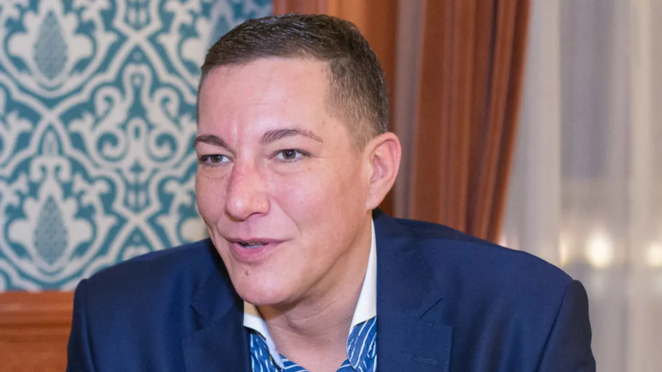 Néha nehezen érti meg az édesanyját, akinek stroke-ja miatt kellett megtanulnia újra beszélni