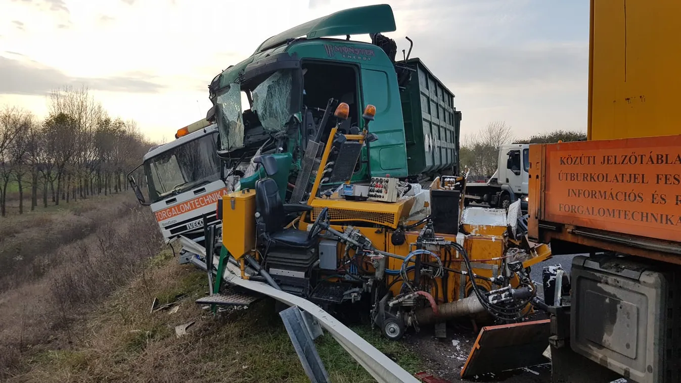 Figyelmetlen teherautós rohant bele a terelést biztosító munkagépbe