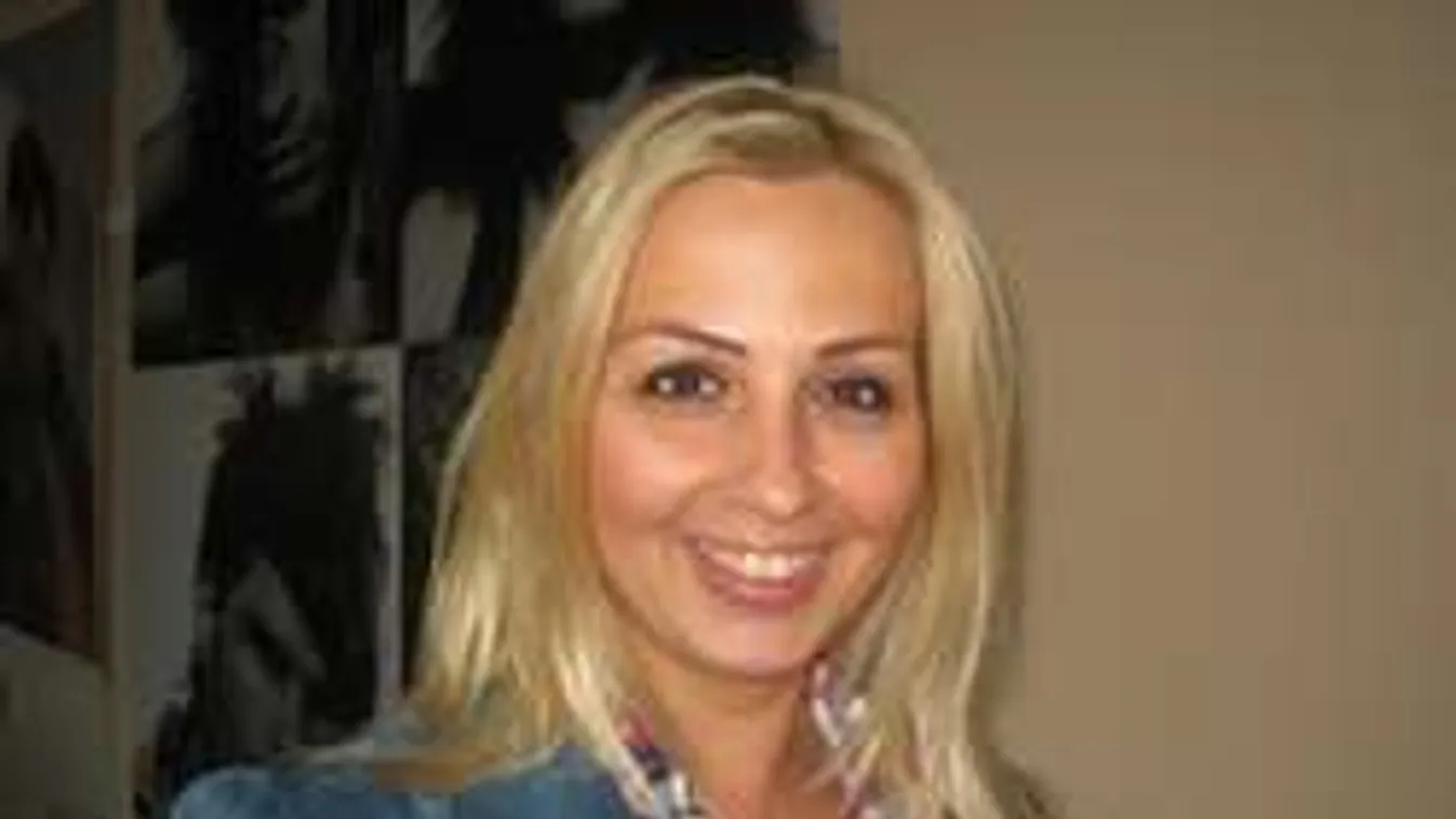 A homokban heverészve mutatta meg formás melleit Gombos Edina!