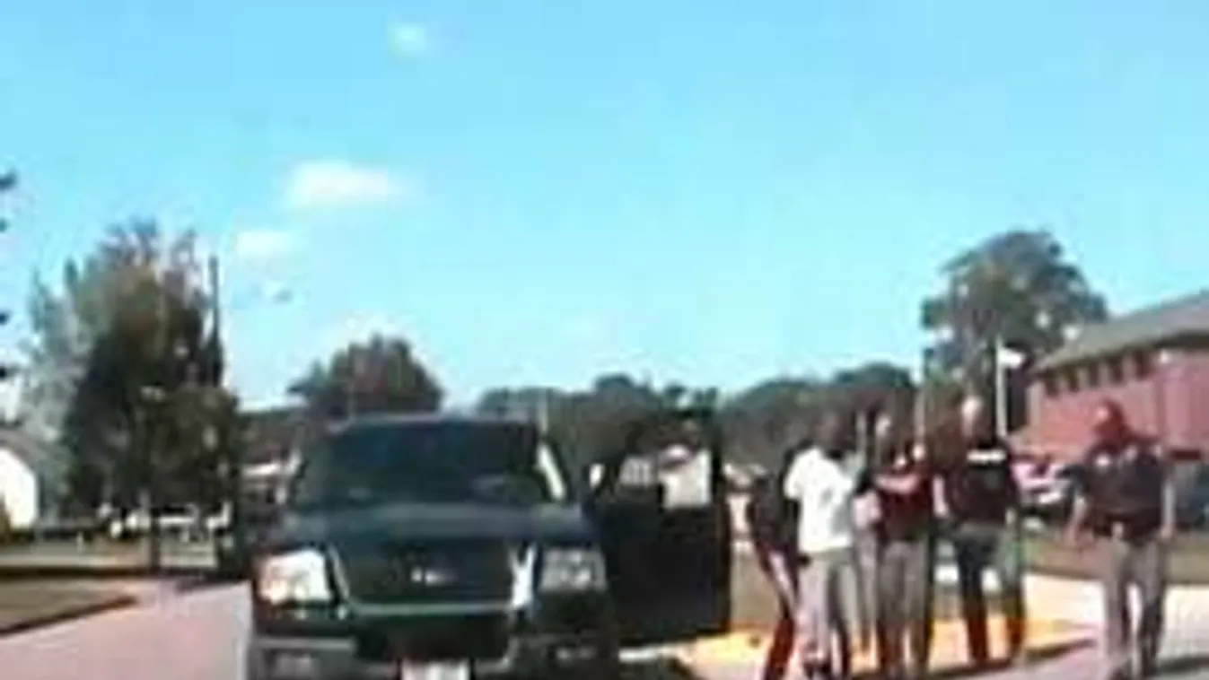 Szélvédőn verte véresre a férfi fejét a rendőr