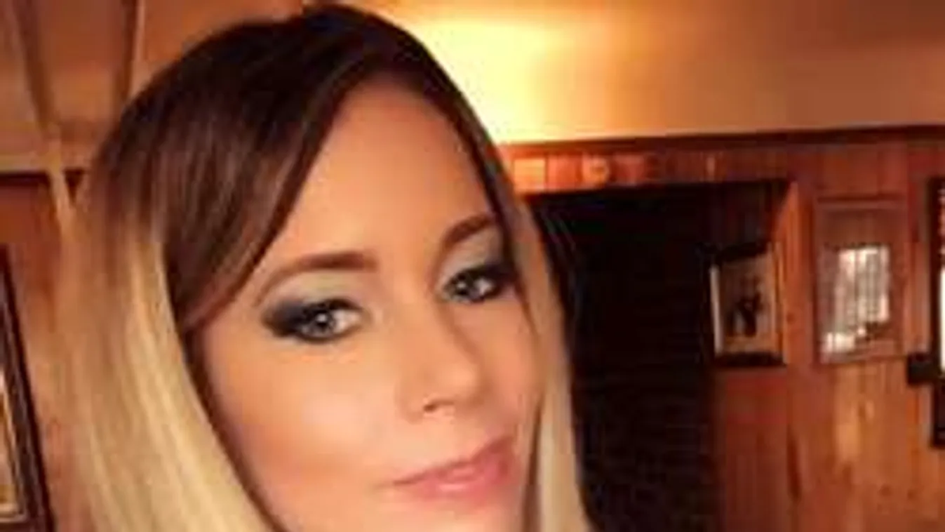 Botrányfotó: Baukó Éva ezúttal pajzán sellőként hergeli a lakosságot