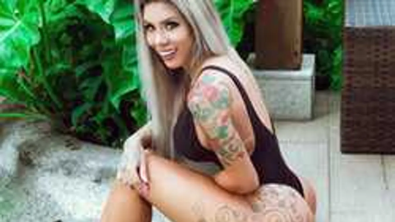 Meztelenül fürdőzik a nagy mellű tetkós modell